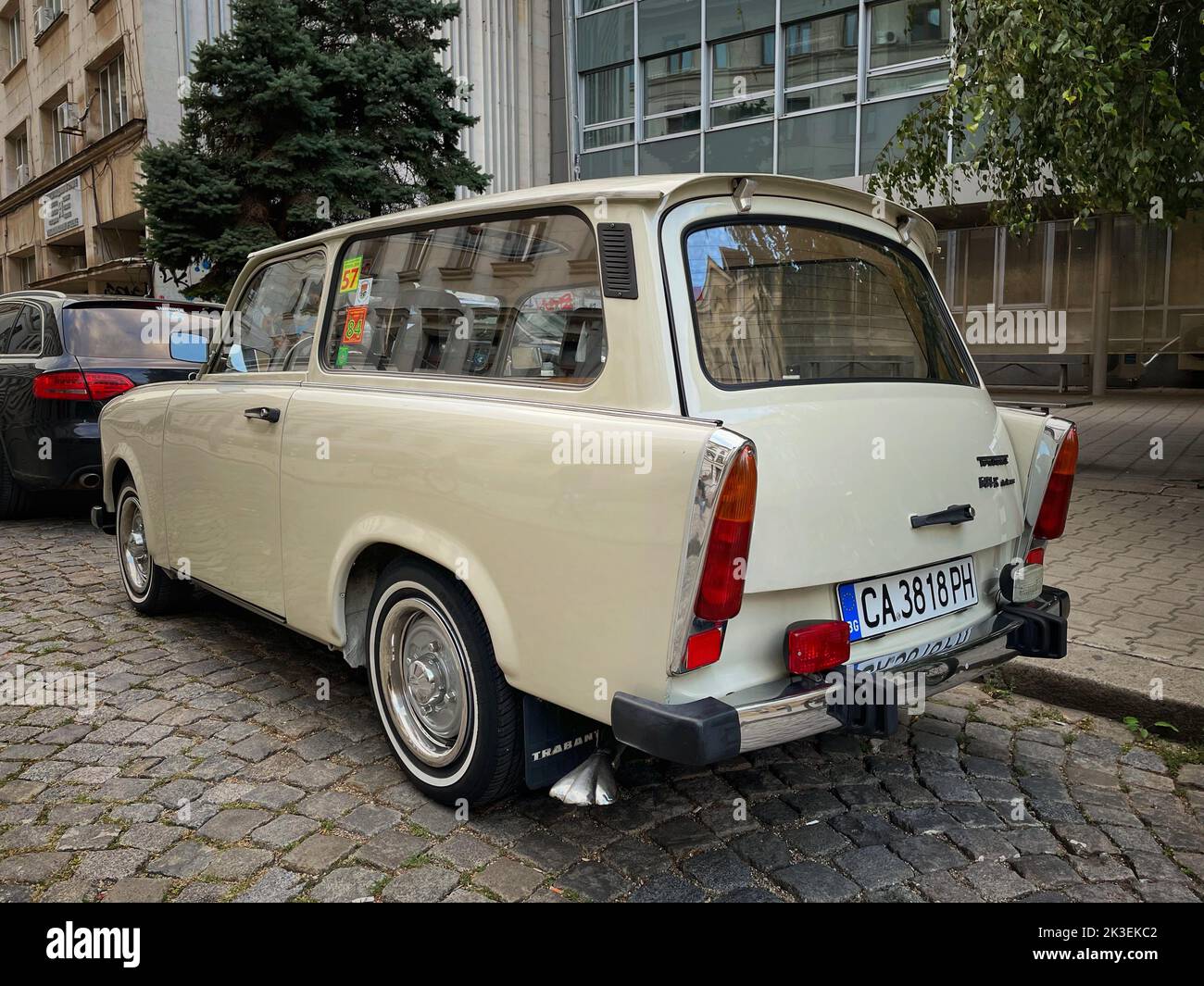 Sofia, Bulgaria - 12 settembre 2022; vecchia stazione Trabant vagone auto parcheggiato nel centro della città Foto Stock
