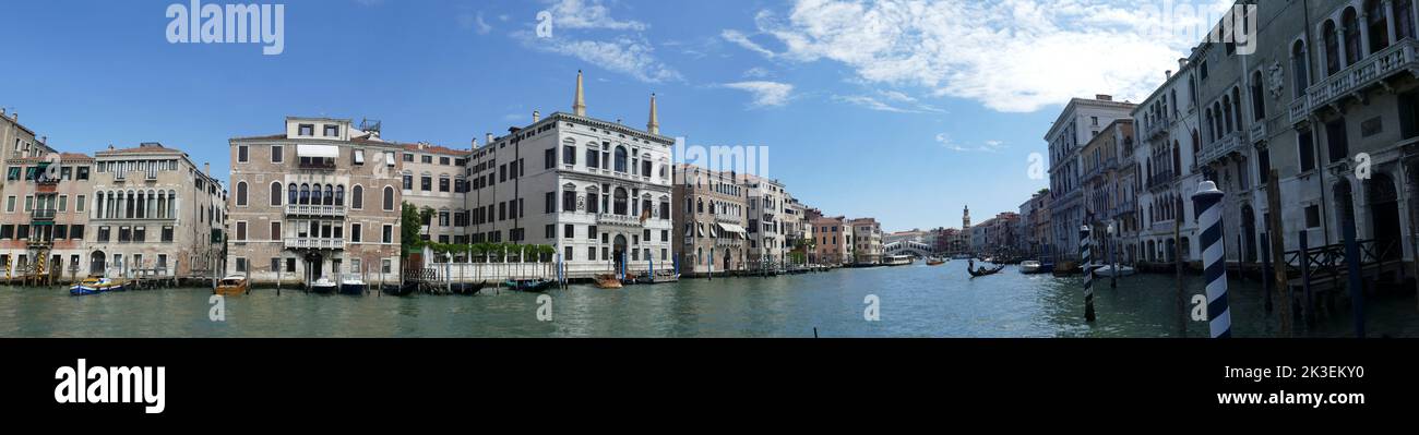 Venezia, Italia - 2 luglio 2021: Vista dal Canal Grande ai vecchi palazzi di Venezia. Foto Stock