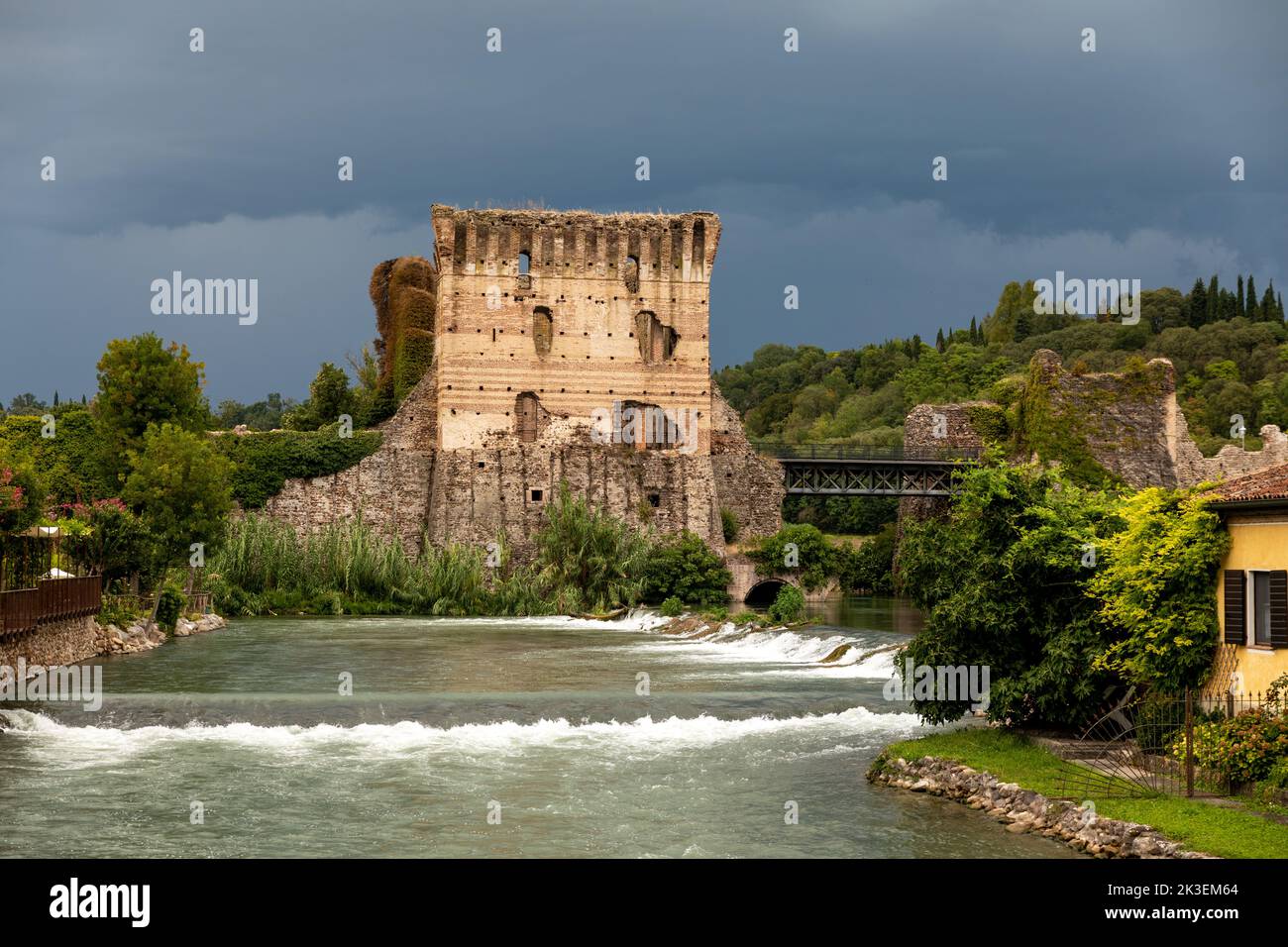 Borghetto Scaligeri Castello cascate e ponte in una giornata di forte nuvolosità nel villaggio di Valeggio sul Mincio a Verona. Foto Stock