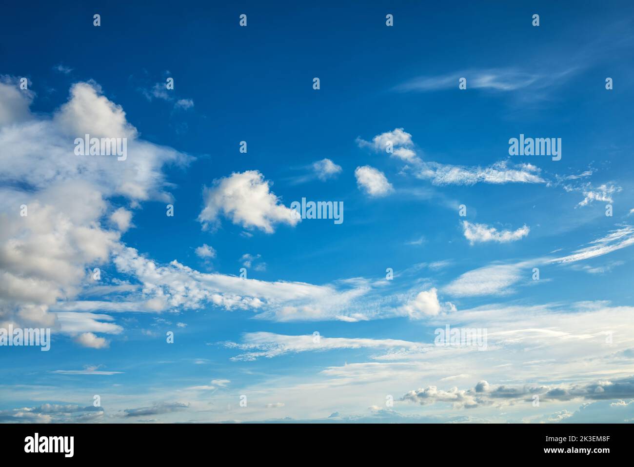 Paesaggio di un bel cielo blu coperto di cumulonimbus nuvole in un pomeriggio estivo. Natura incontaminata. Foto Stock