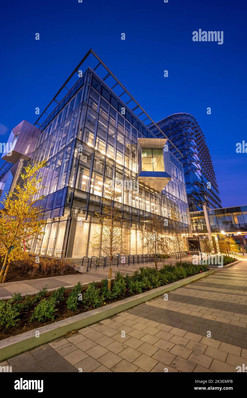 Calgary, Alberta - 25 settembre 2022: Esterno della nuova MacKimmie Tower nel campus dell'Università di Calgary. Foto Stock