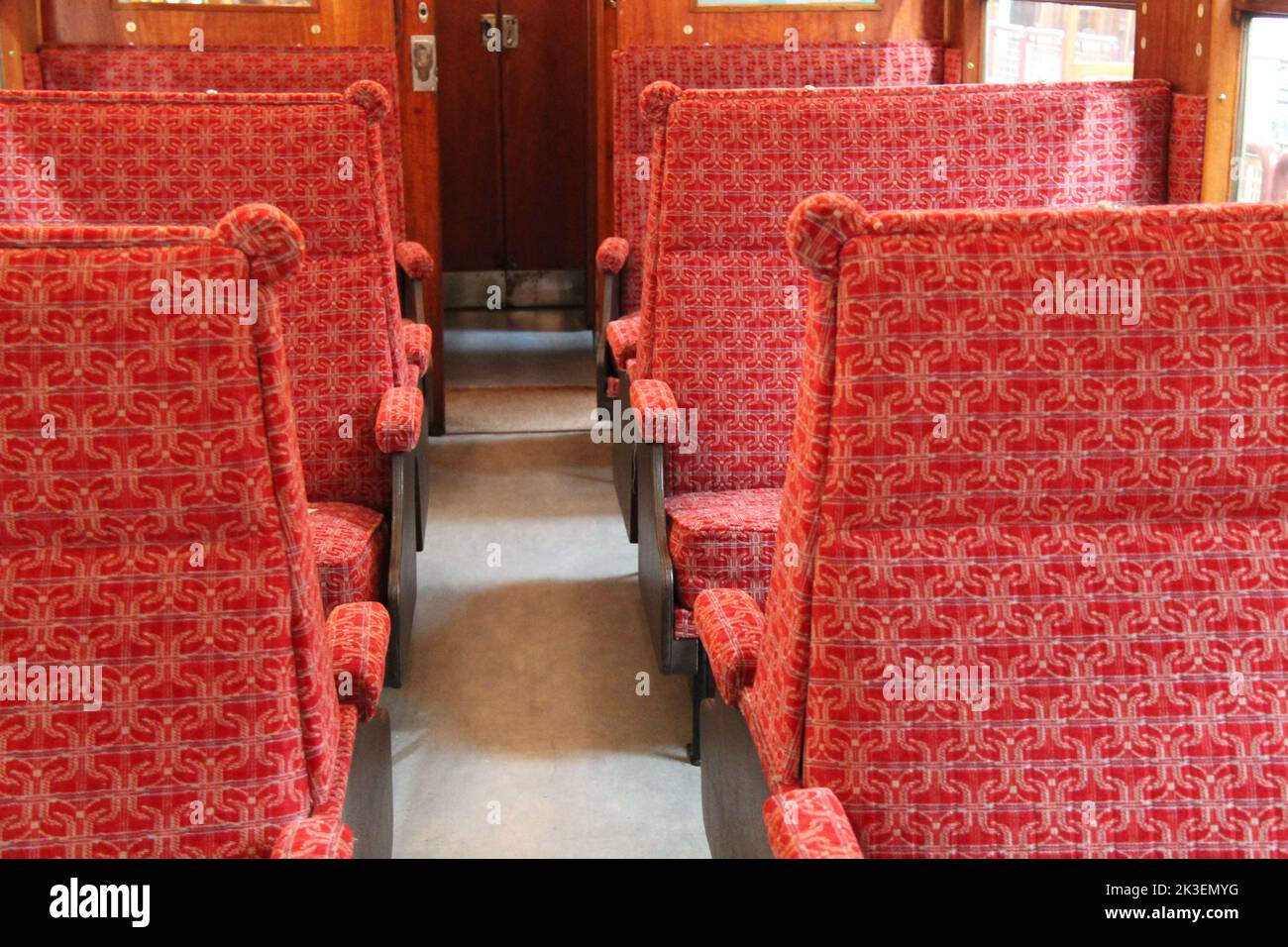 I sedili rossi di una carrozza ferroviaria d'epoca. Foto Stock