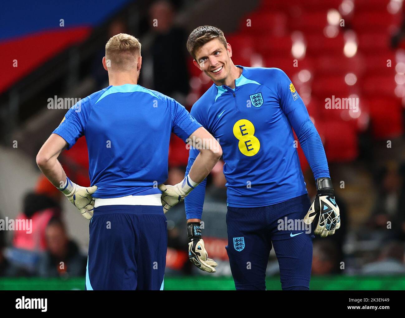 Londra, Inghilterra, 26th settembre 2022. Un rilassato Nick Pope of England (r) durante la partita della UEFA Nations League al Wembley Stadium, Londra. Il credito di foto dovrebbe essere: David Klein / Sportimage Foto Stock