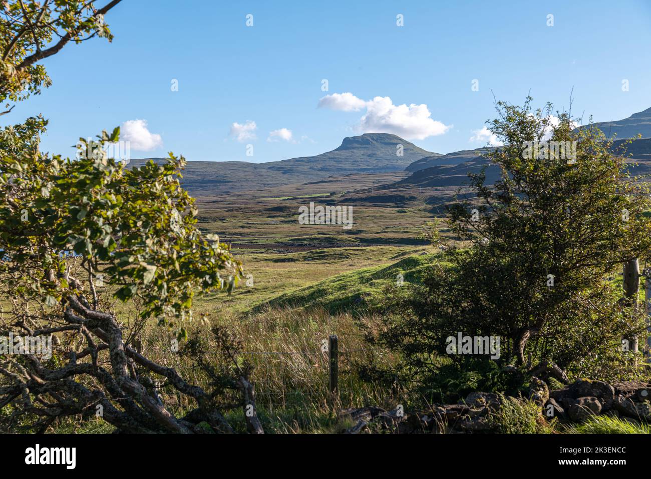 Vista da Ullinish guardando verso Macleods Tables questo è chiamato Healabhal Beag.Isle di Skye Foto Stock