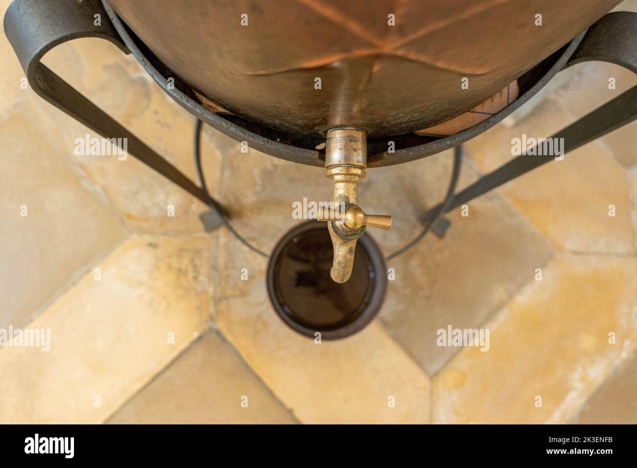Fonte battesimale in una chiesa con tap Foto Stock