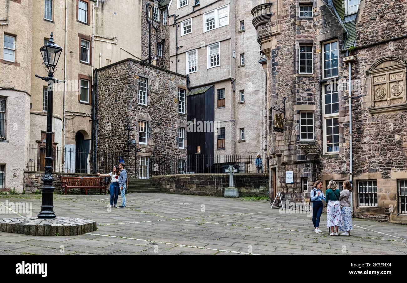 Turisti che prendono un selfie in un cortile al largo del Royal Mile al di fuori dello Writer's Museum, Makar's Court, Edimburgo, Scozia, Regno Unito Foto Stock