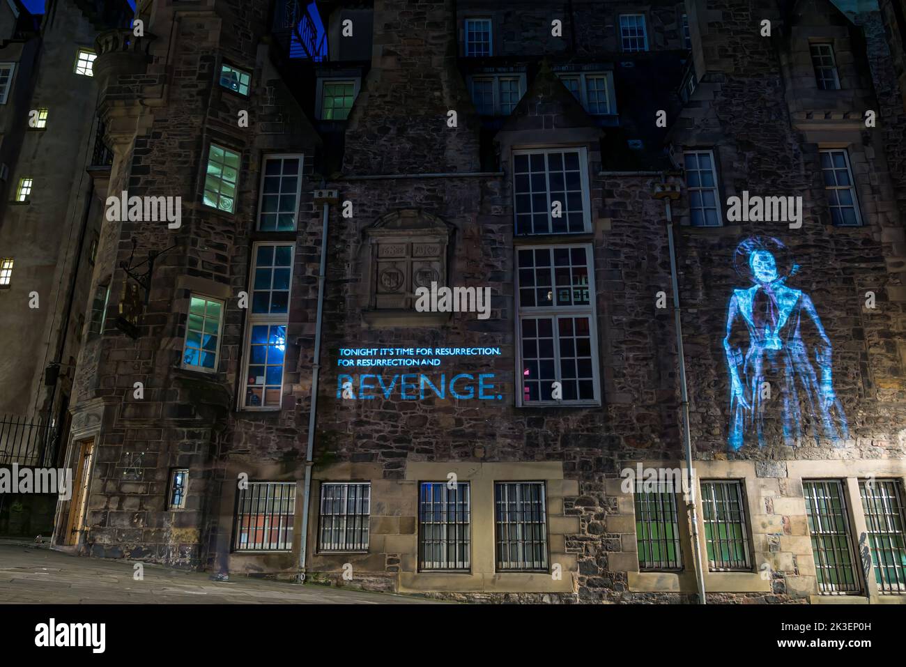 Val McDermid risurrezione di Capodanno illuminazione notturna di Susan Ferrier, Writer's Museum, Makar's Court, Edimburgo, Scozia, Edimburgo, Scozia, Regno Unito Foto Stock