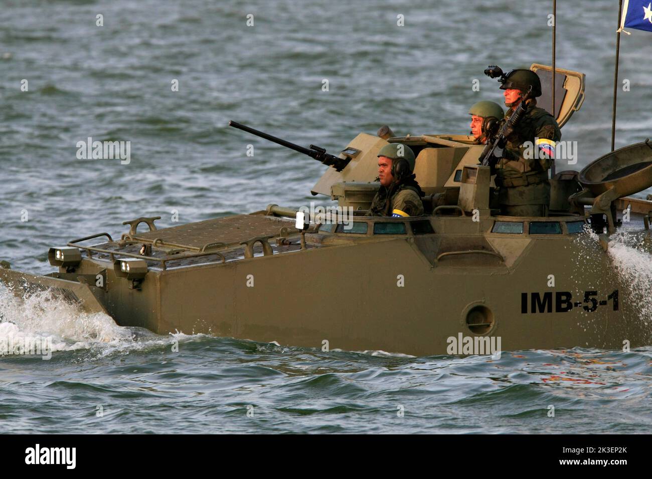 Maracaibo-Venezuela-24-07-2013. Un veicolo anfibio presidiato da ufficiali della marina venezuelana, attraversa il Lago di Maracaibo. © JOSE ISAAC BULA URRUTIA, Foto Stock