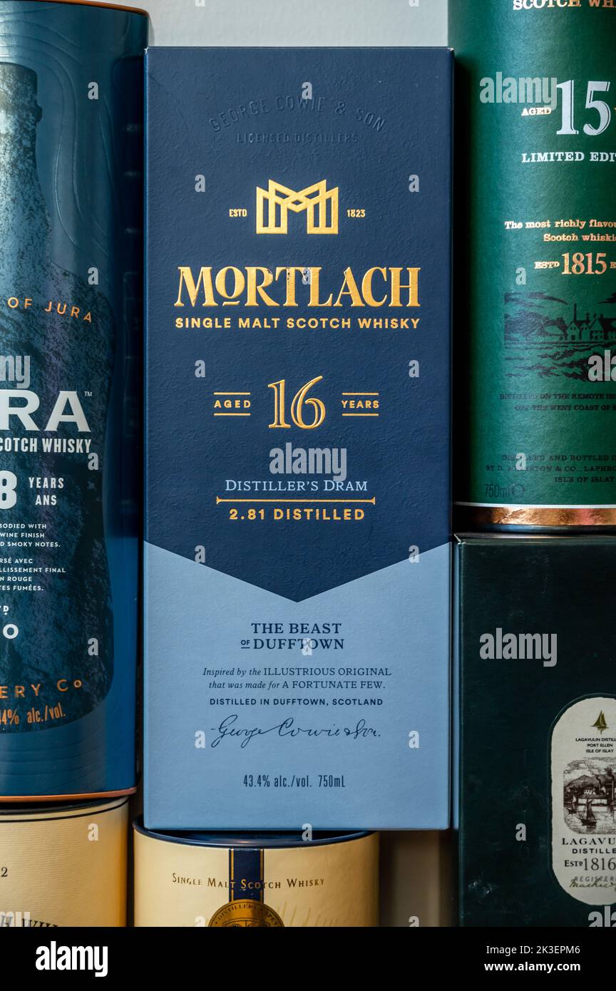 Calgary, Alberta - 10 settembre 2022: Più contenitori singoli di whisky di malto Scotch mescolati insieme per formare un background interessante. Foto Stock