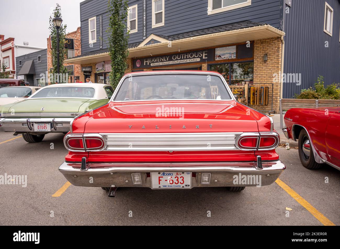 Cochrane, Alberta - 11 settembre 2022: Un'auto Plymouth Valiant 1966. Foto Stock