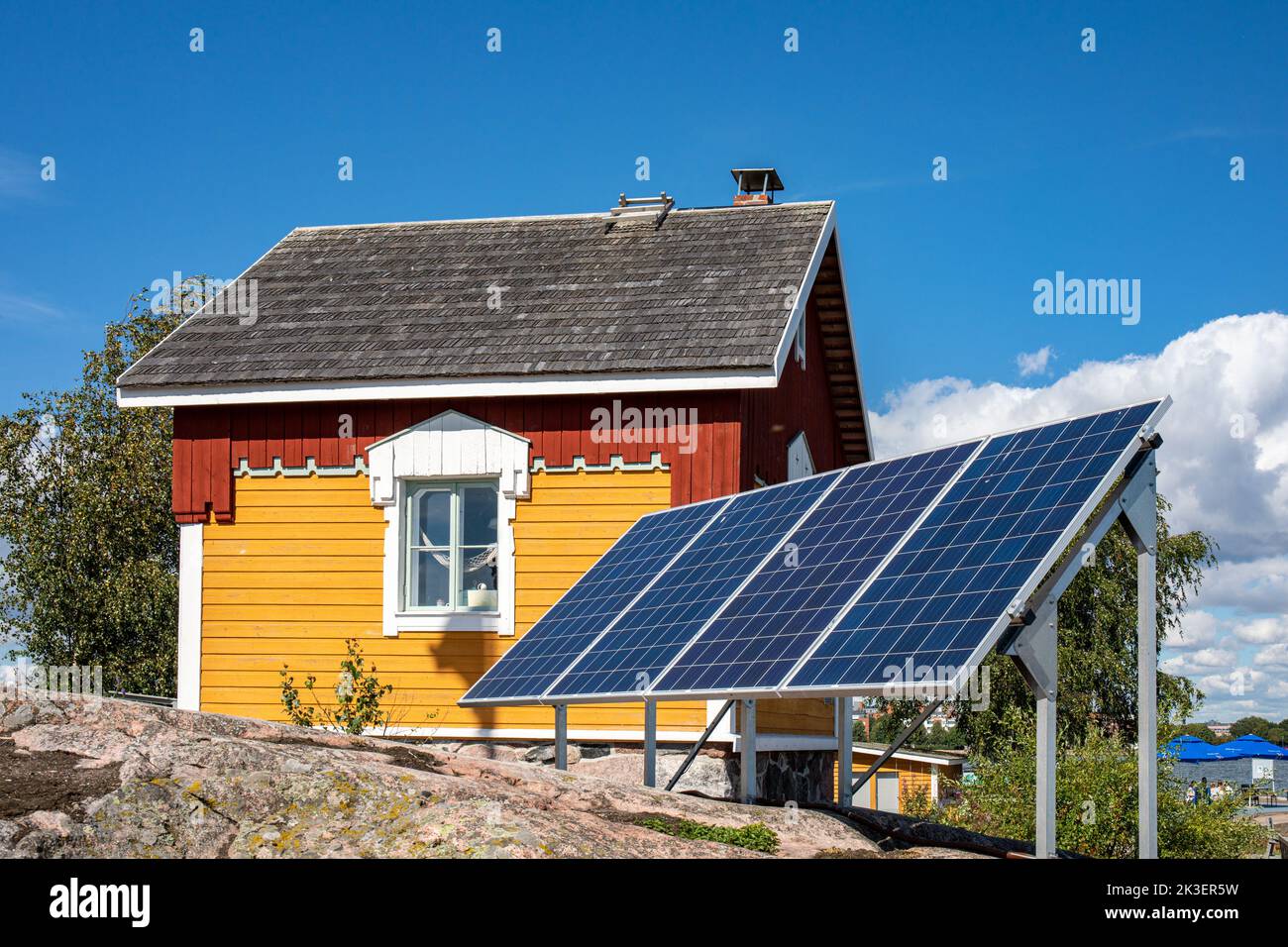 Pannelli solari del Cafe Kobben, una vecchia casa pilota nell'isolotto di Katajanokanluoto a Helsinki, Finlandia Foto Stock