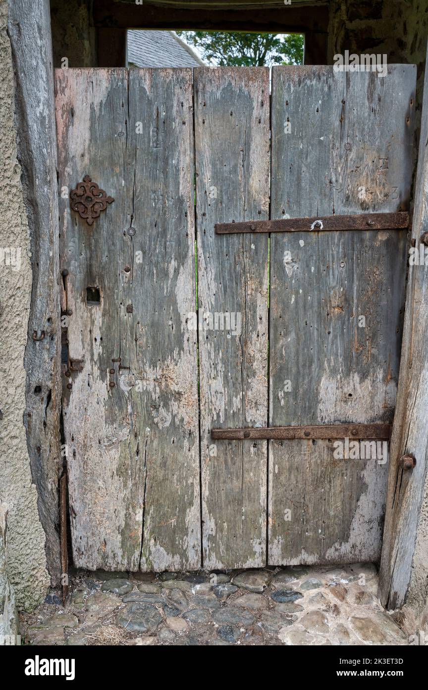 Porta in legno molto vecchia con lavorazione in metallo arrugginito Foto Stock