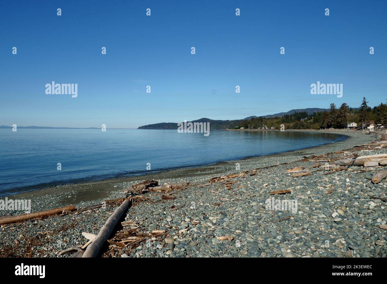Spiaggia oceanica curva con superficie di ghiaia Foto Stock