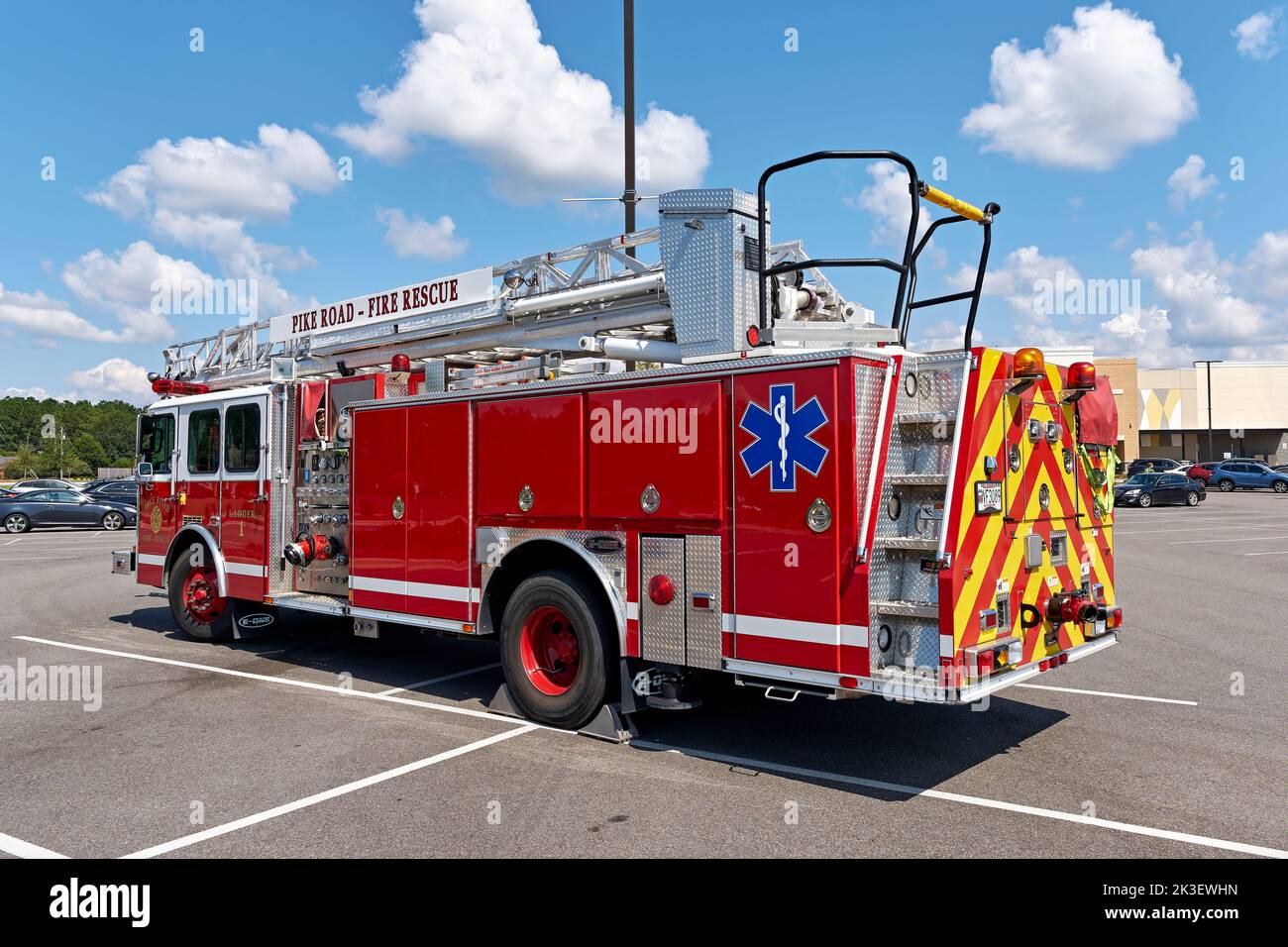 Grande camion a scala rosso volontario o camion dei pompieri utilizzato come veicolo di emergenza e veicolo di salvataggio per un locale vigili del fuoco in Pike Road Alabama, USA. Foto Stock