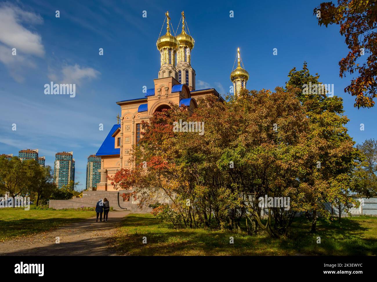 Settembre paesaggio autunnale con una chiesa. Foto Stock