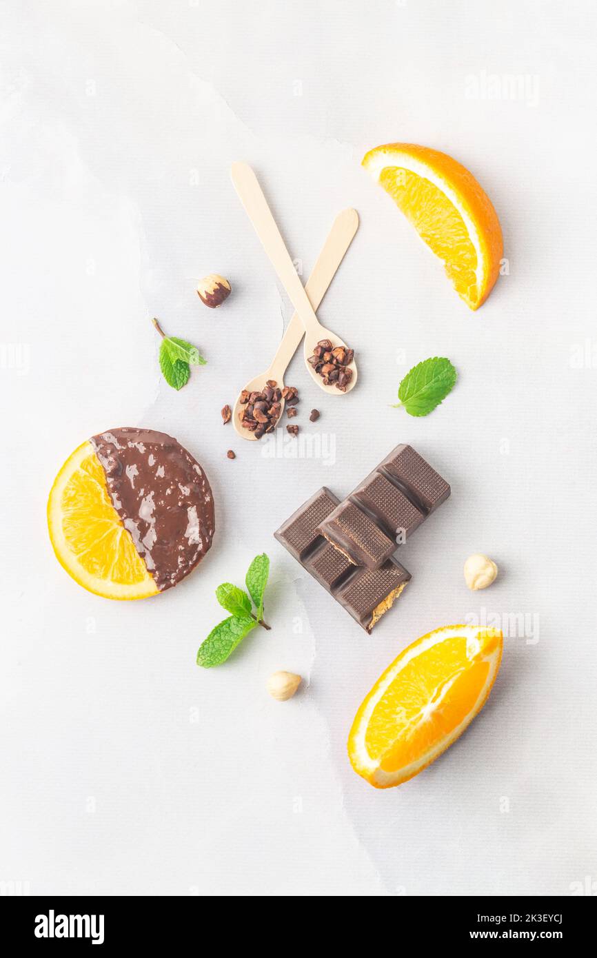 Fare fette di arancia candita immerse in flatlay di cioccolato fondente Foto Stock