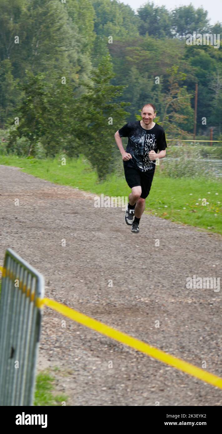 Evento in corso nei Paesi Bassi. Uomo caucasico jogging. Foto Stock