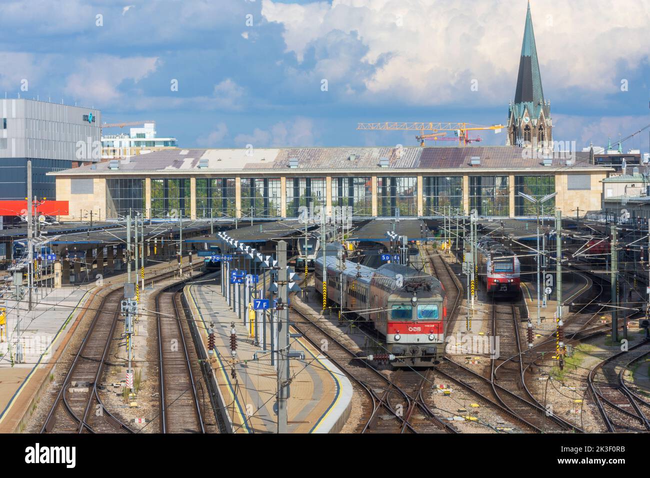 Wien, Vienna: Stazione ferroviaria Westbahnhof, treno locale nel 15. Rudolfsheim-Fünfhaus, Vienna, Austria Foto Stock