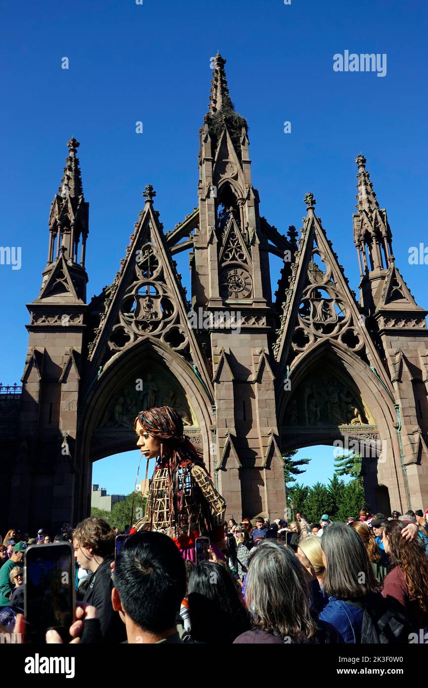 Piccolo rifugiato Amal dalla marionetta siriana che viaggia nel mondo in cerca di sua madre. È al cimitero di Greenwood a Brooklyn NYC Foto Stock