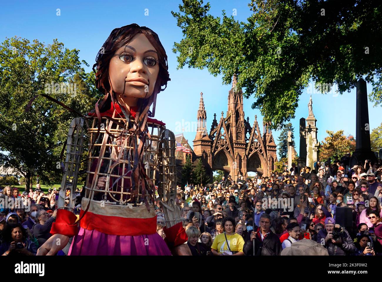 Piccolo rifugiato Amal dalla marionetta siriana che viaggia nel mondo in cerca di sua madre. È al cimitero di Greenwood a Brooklyn NYC Foto Stock
