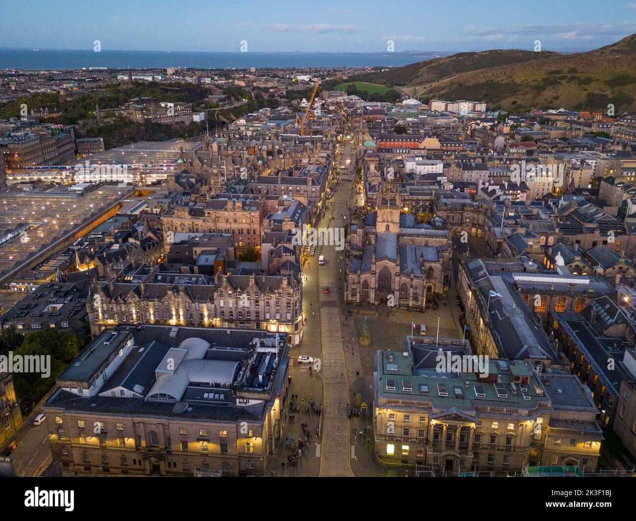 Vista aerea del Royal Mile e della cattedrale di St Giles con lo skyline della città vecchia di Edimburgo al tramonto, Scozia, Regno Unito Foto Stock