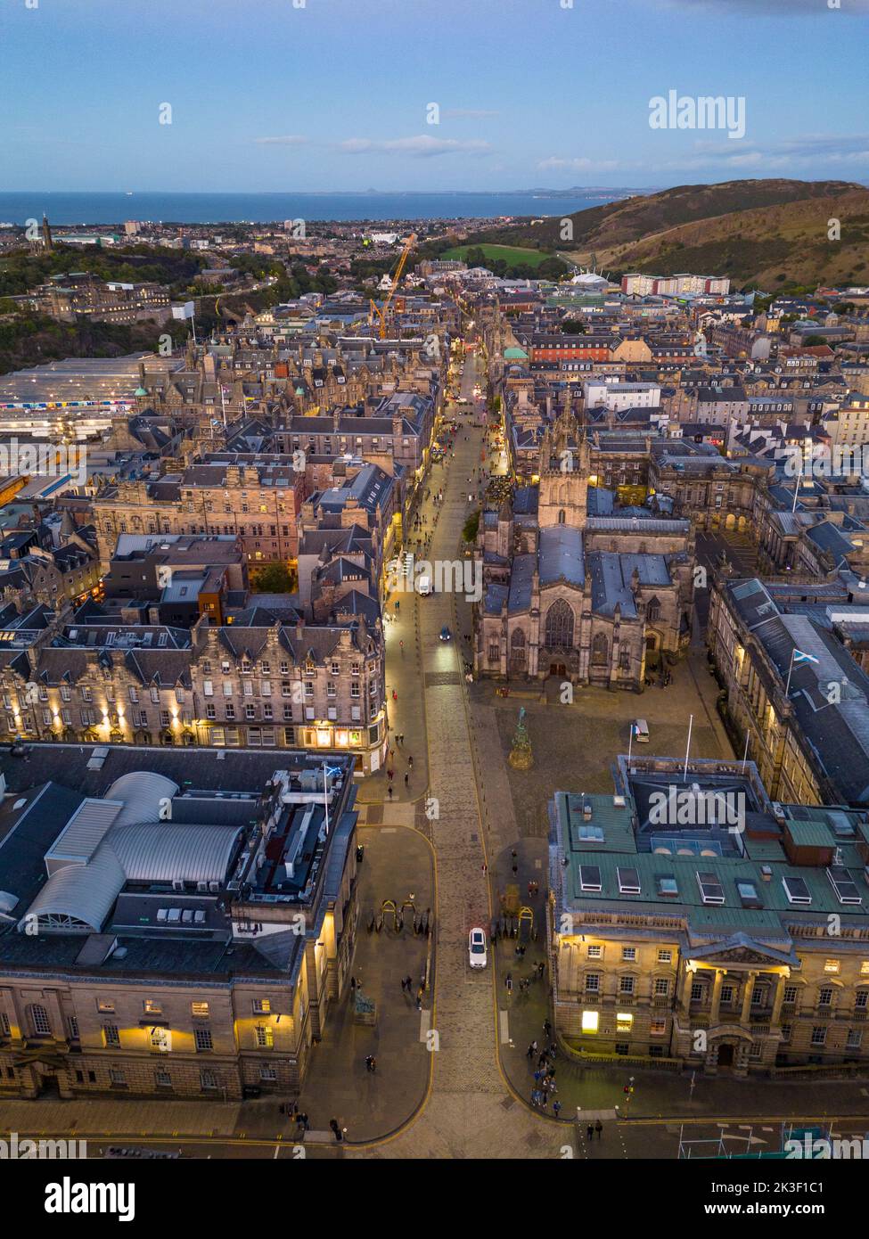 Vista aerea del Royal Mile e della cattedrale di St Giles con lo skyline della città vecchia di Edimburgo al tramonto, Scozia, Regno Unito Foto Stock