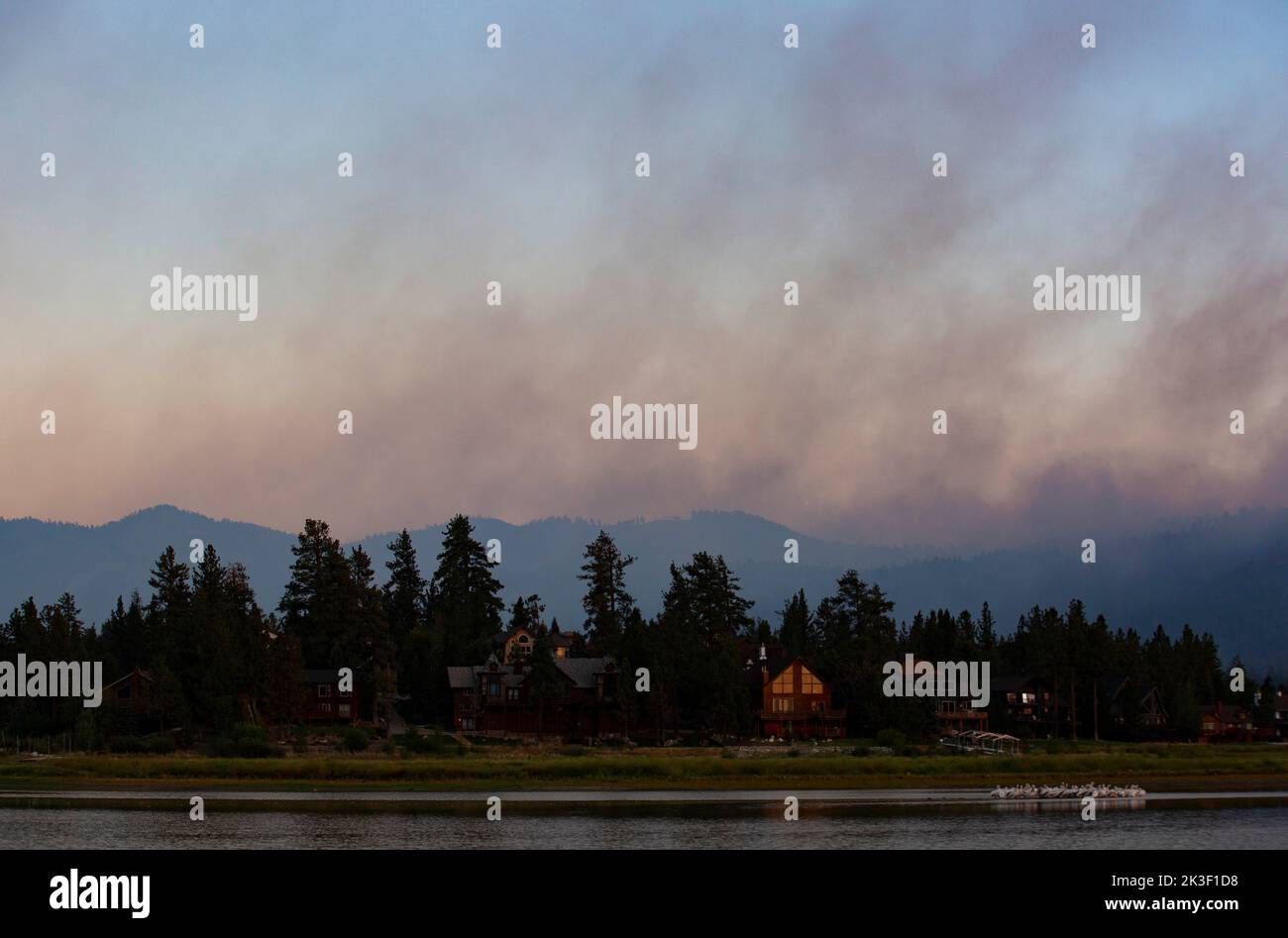 Big Bear City, California, Stati Uniti. 7th Set, 2022. L'incendio scoppiò a breve distanza dal lago Big Bear Lunedi pomeriggio, e circa alle 8 di martedì, il blaze era 917 ettari di dimensioni e il 2% contenuto. Credit: Katrina Kochneva/ZUMA Wire/Alamy Live News Foto Stock