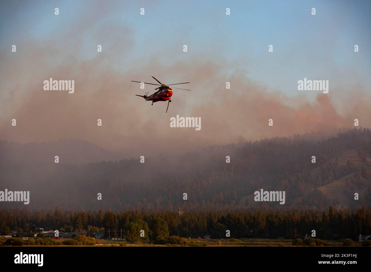 Big Bear City, California, Stati Uniti. 7th Set, 2022. L'incendio scoppiò a breve distanza dal lago Big Bear Lunedi pomeriggio, e circa alle 8 di martedì, il blaze era 917 ettari di dimensioni e il 2% contenuto. Credit: Katrina Kochneva/ZUMA Wire/Alamy Live News Foto Stock