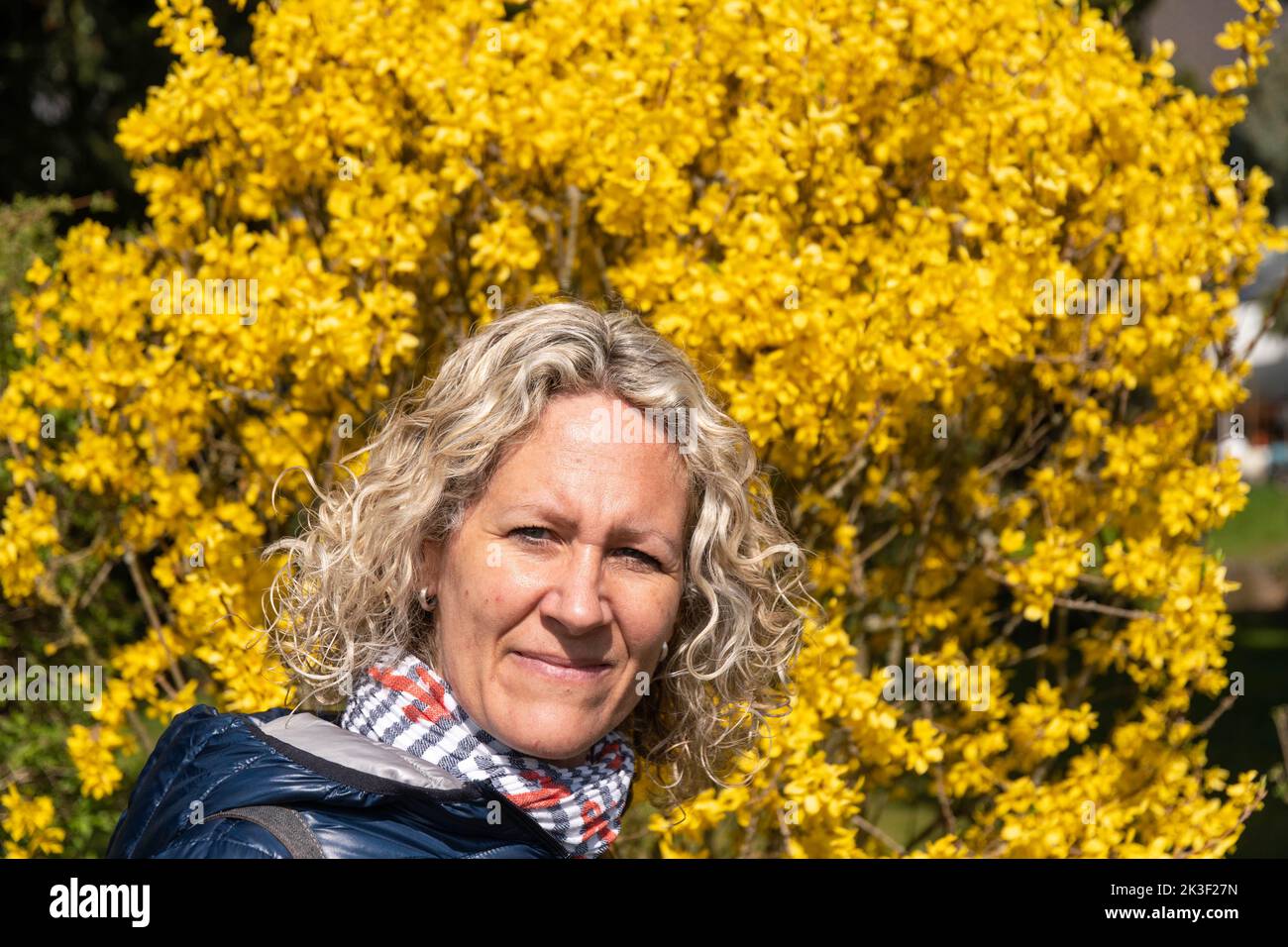 Donna bionda di fronte al privato giallo Foto Stock