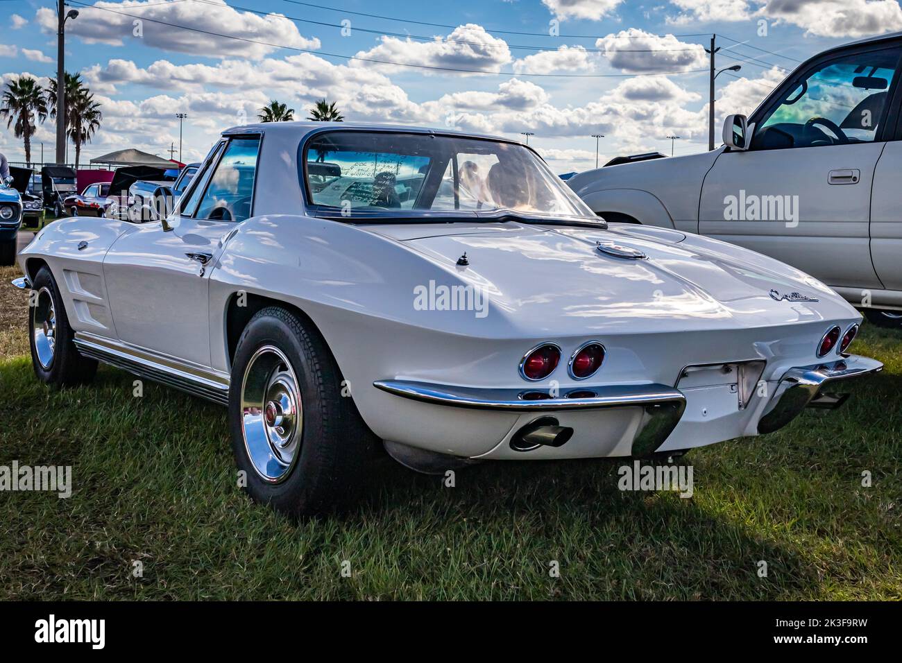 Daytona Beach, FL - 28 novembre 2020: Vista dall'angolo posteriore in prospettiva bassa di una Chevrolet Corvette 1964 Sting Ray Hardtop Coupe ad una fiera di automobili locale. Foto Stock