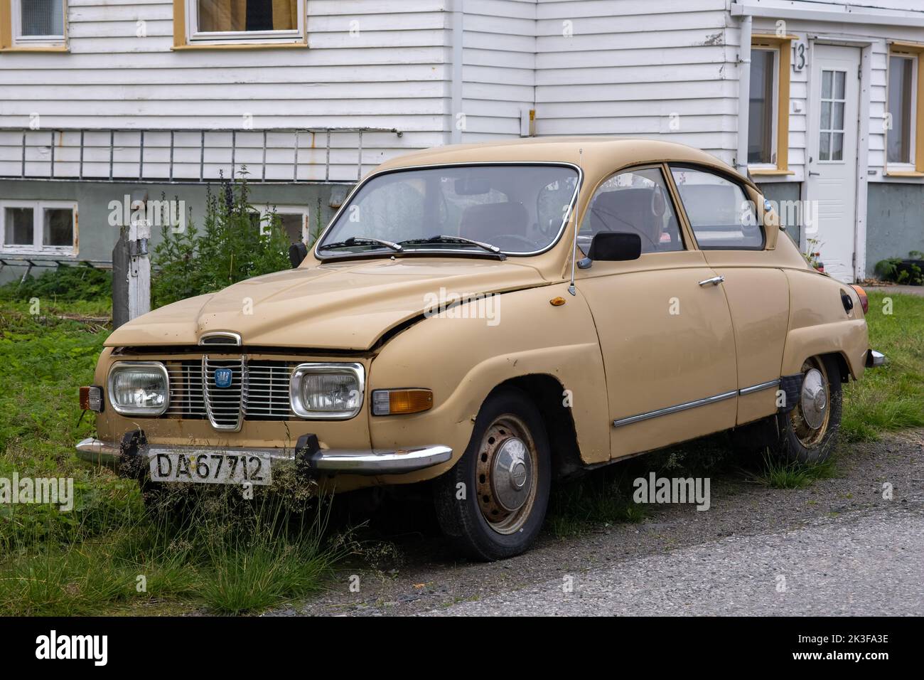 Vardo, Norvegia - 3 agosto 2022: Un vecchio timer giallo classico Saab 96 è un'automobile prodotta e commercializzata da Saab dal 1960 al gennaio 1980, repl Foto Stock