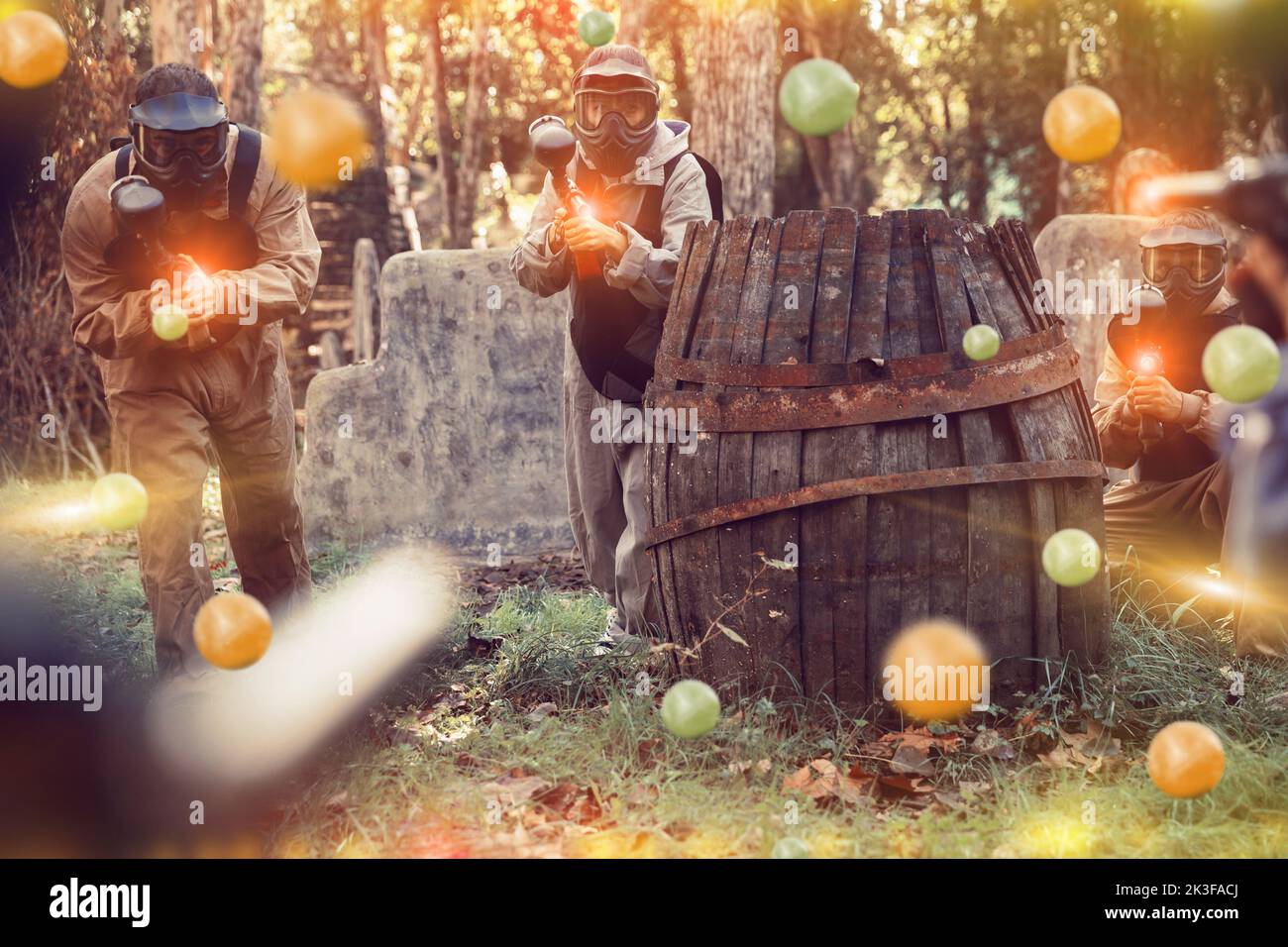 Squadre che giocano a paintball all'aperto Foto Stock