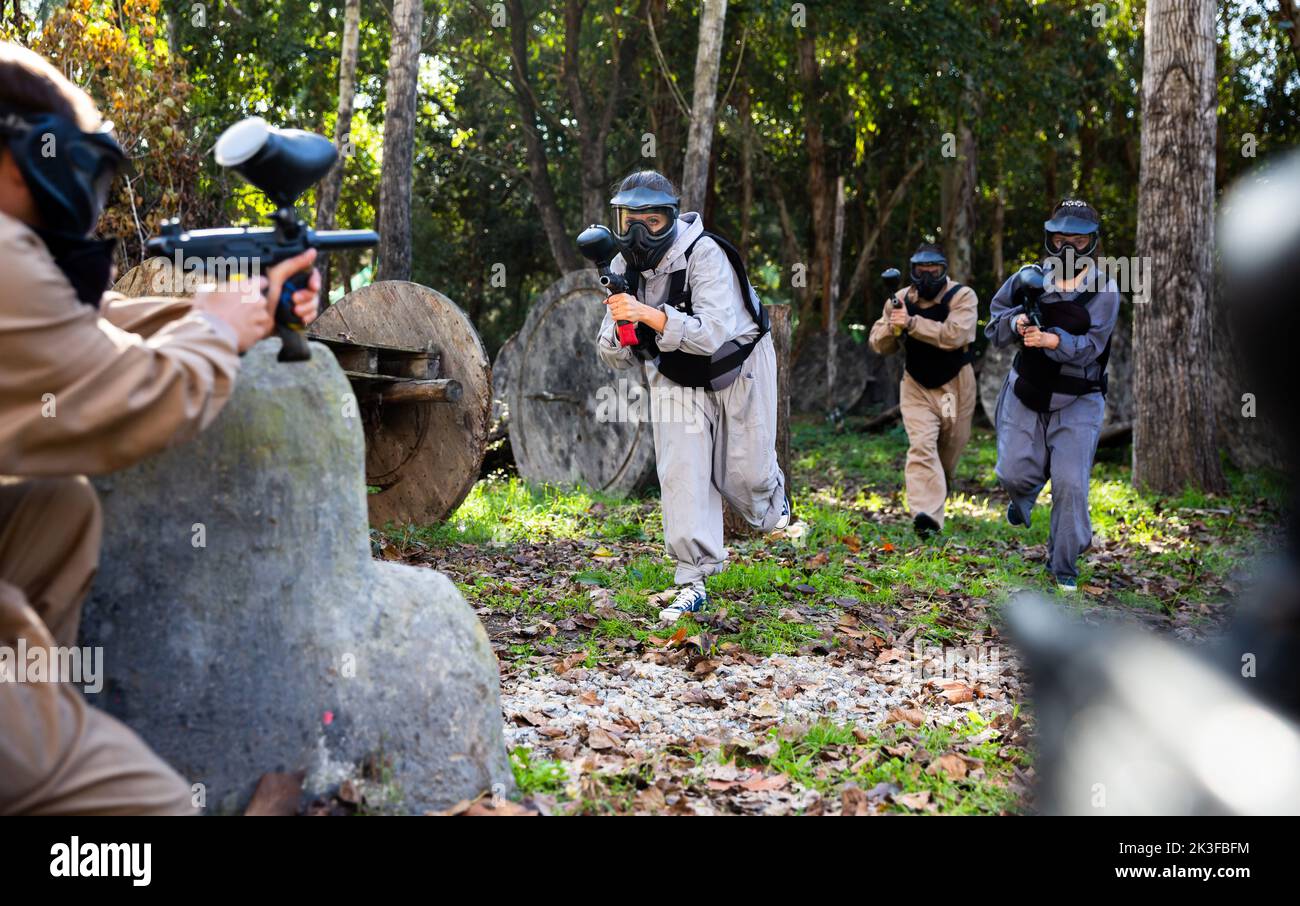 Persone che giocano a paintball all'aperto Foto Stock
