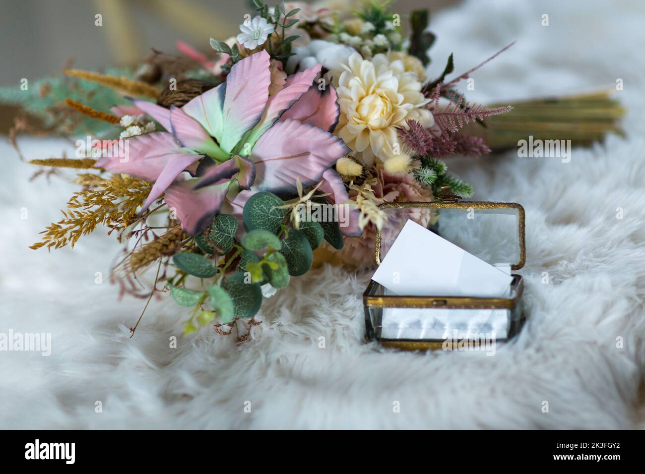 Sugli accessori per pelli bianche, sposa e groom e sugli spazi per fotocopie. Foto Stock