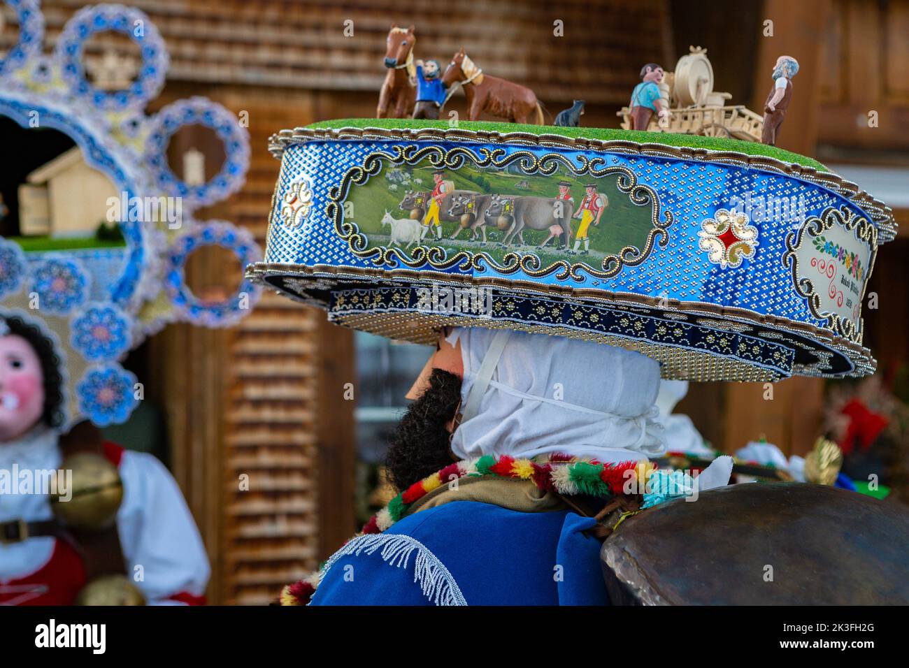 Silvesterchlausen o Mummers di Capodanno in costumi tradizionali per celebrare il nuovo anno in Urnasch. Appenzell, Svizzera Foto Stock