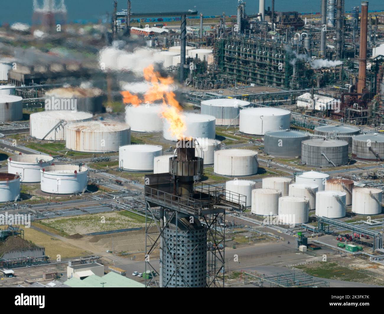 Anversa, 9th agosto 2022, Belgio. Combustione di gas di scarico combustibili durante la produzione di petrolio. Combustione di sostanze combustibili Foto Stock