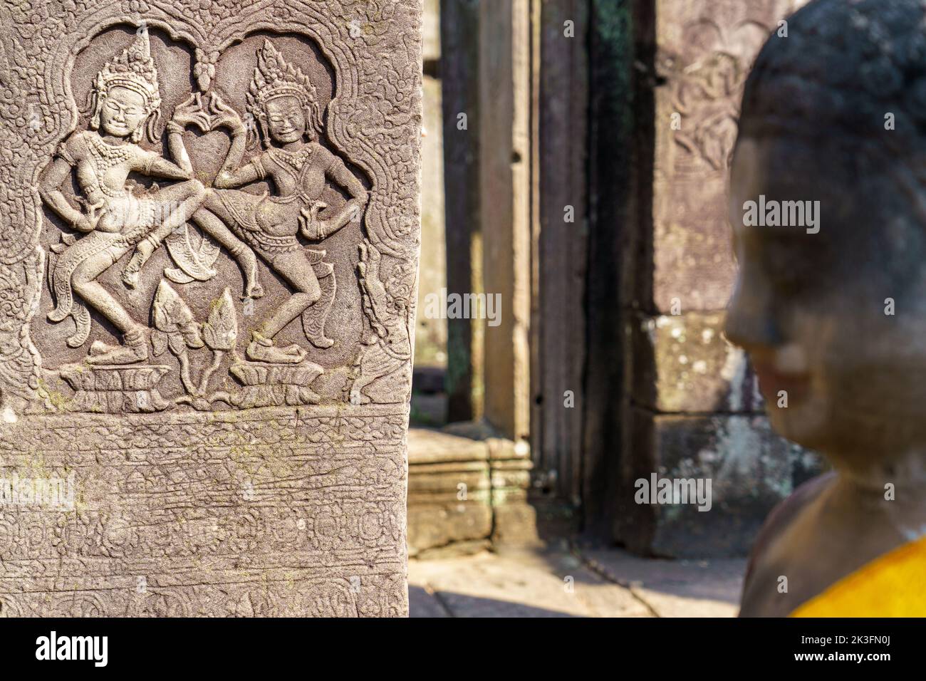 Cambogia. Siem Reap. Il parco archeologico di Angkor. Un bassorilievo di ballerino di Aspara al Tempio di Bayon 12th secolo Hindu tempio Foto Stock