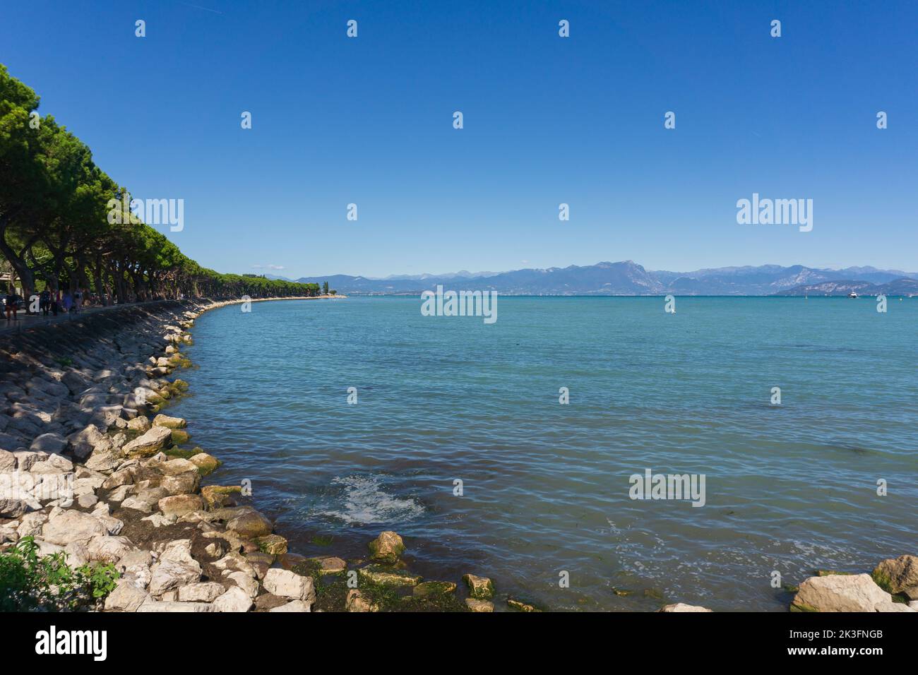 Vista panoramica sulla spiaggia di Desenzano sul Lago di Garda, panorama sul versante bresciano del lago turistico del nord Italia Foto Stock