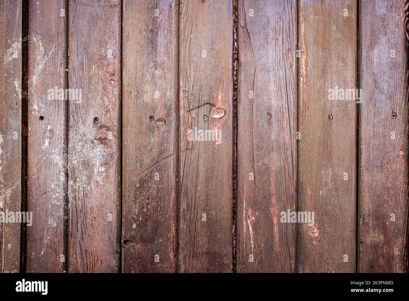 Legno naturale dipinto di marrone con grani per fondo e consistenza. Foto di alta qualità Foto Stock