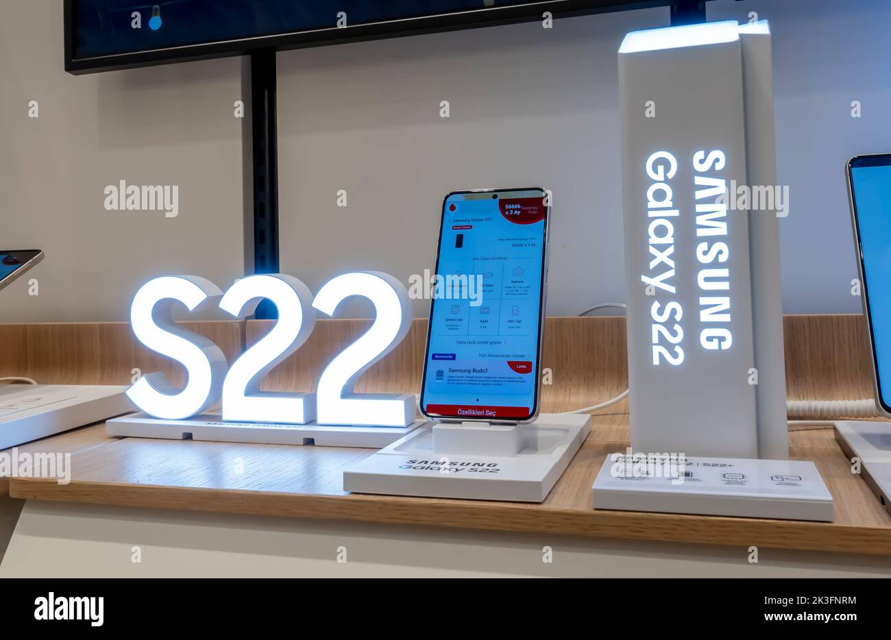 Nuovo smartphone Samsung Galaxy S22 in mostra in un negozio di telefoni cellulari Foto Stock