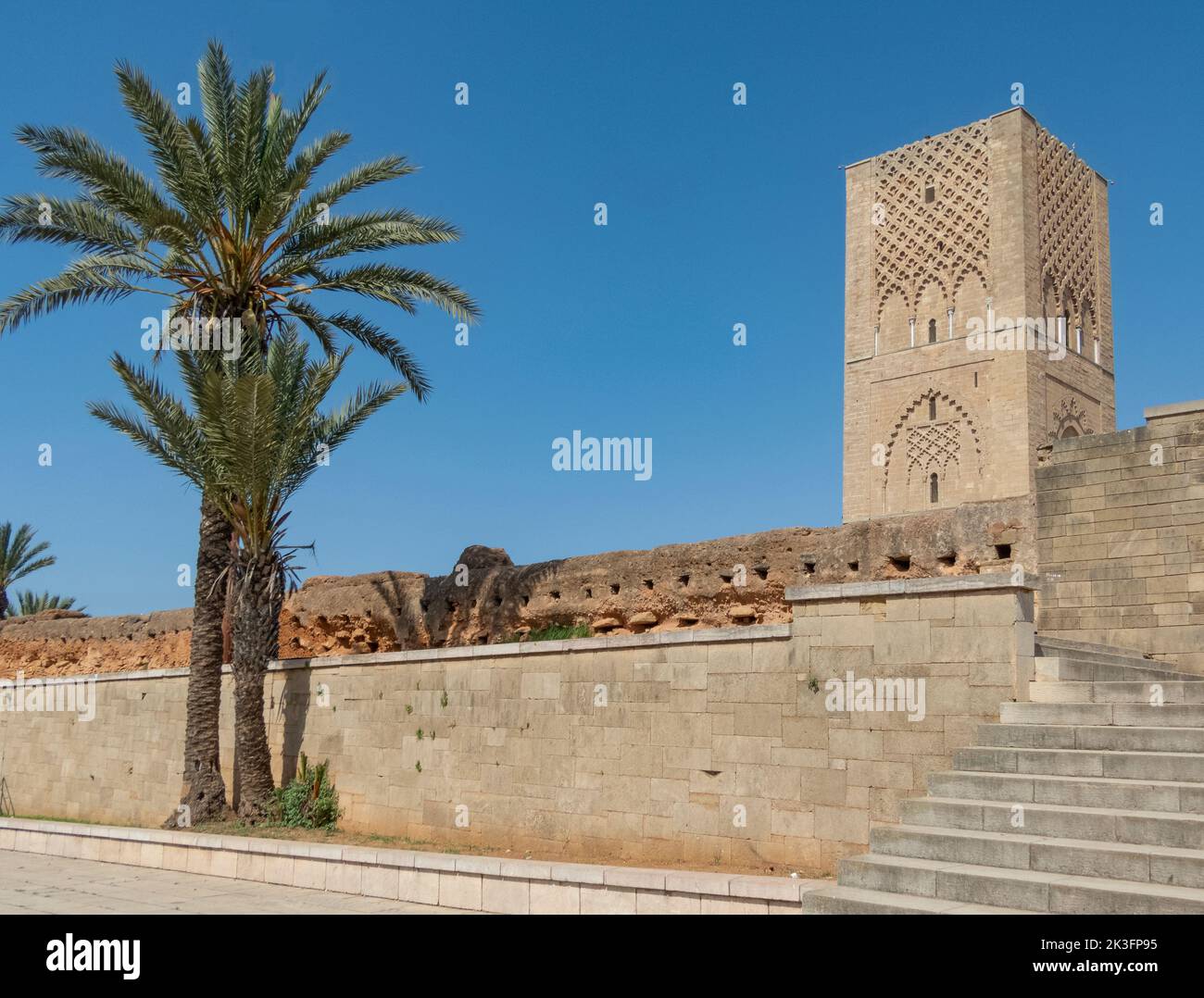 scalini che conducono ad un minuetto con palme e un cielo blu chiaro Foto Stock