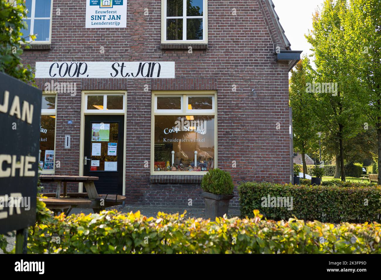 Piccolo supermercato nel piccolo villaggio di Leenderstrijp, nei Paesi Bassi Foto Stock