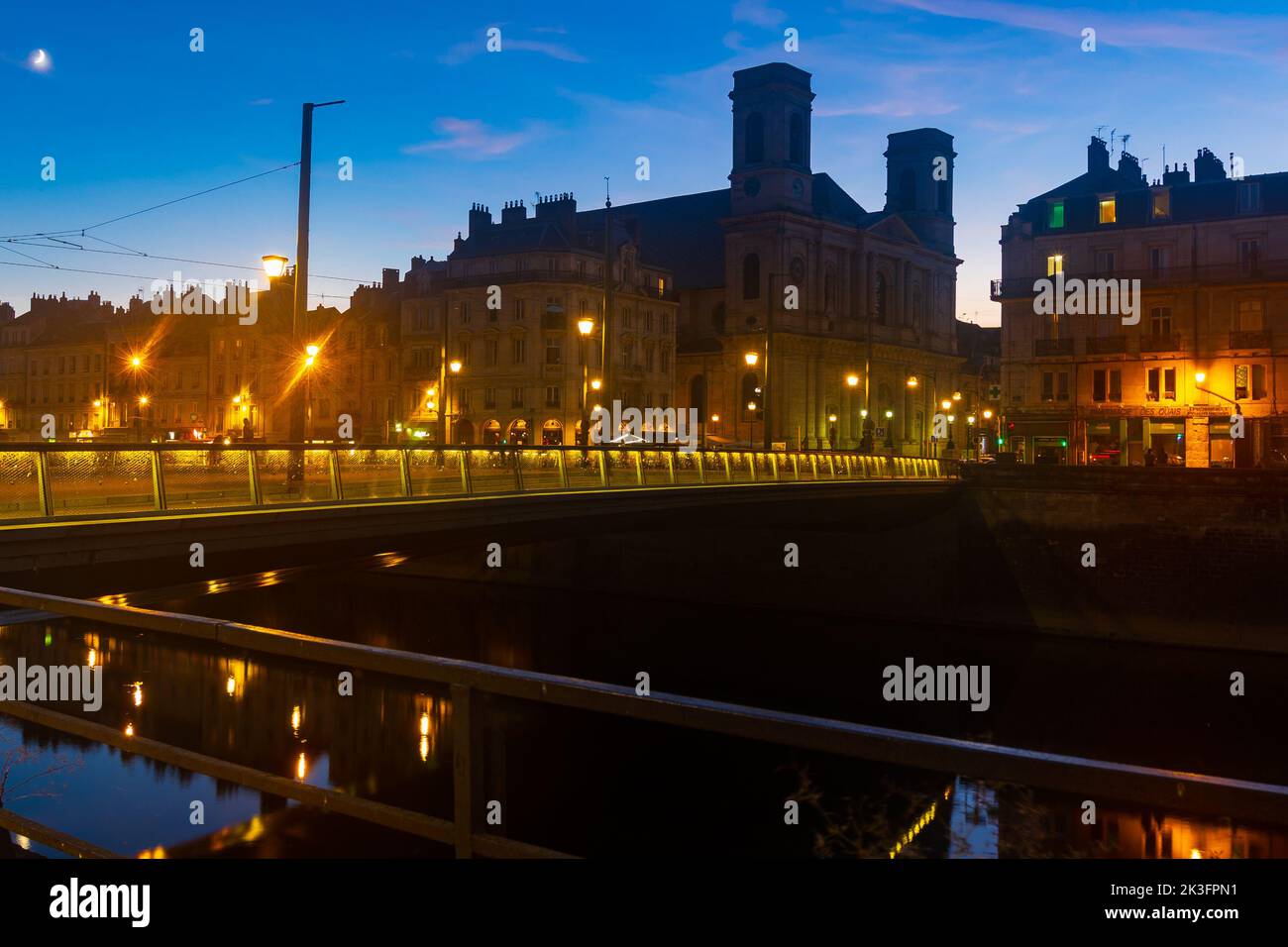 Terrapieno nella città di Besancon, Francia, di sera Foto Stock
