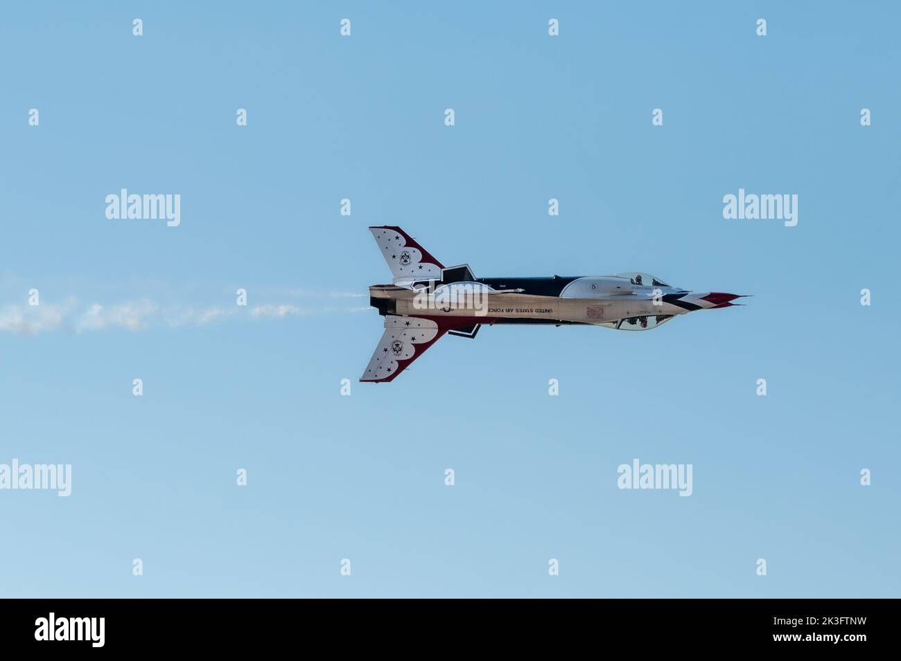 I Thunderbirds dell'aeronautica degli Stati Uniti svegliano la folla mentre due uccelli diventano uno durante il Frontiers in Flight Air Show alla base dell'aeronautica militare di McConnell, Kansas, 25 settembre 2022. Lo spettacolo aereo ha visto la partecipazione di 12 artisti, tra cui Tora Tora, una dimostrazione A-10, e gli U.S. Air Force Thunderbirds per citarne alcuni. Uno spettacolo aereo, conosciuto anche come una casa aperta, è un modo per i membri militari e le installazioni di mostrare apprezzamento per le comunità locali, nonché mostrare le capacità del Dipartimento della Difesa e dell'Aeronautica militare. Wichita, sede della McConnell AFB, è conosciuta come la capitale dell'aria del mondo, il luogo di nascita di alcuni ve Foto Stock