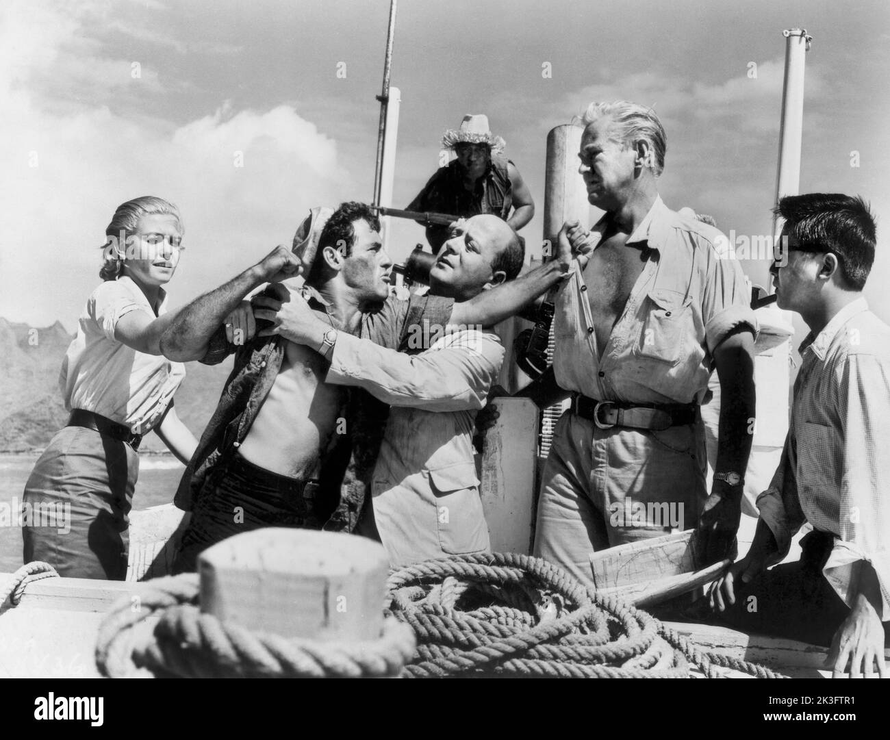 Lynette Bernay (a sinistra), Norman Wright (al centro), David Brian (2nd a destra), on-set of the Film, 'Ghost of the China Sea', Columbia Pictures, 1958 Foto Stock