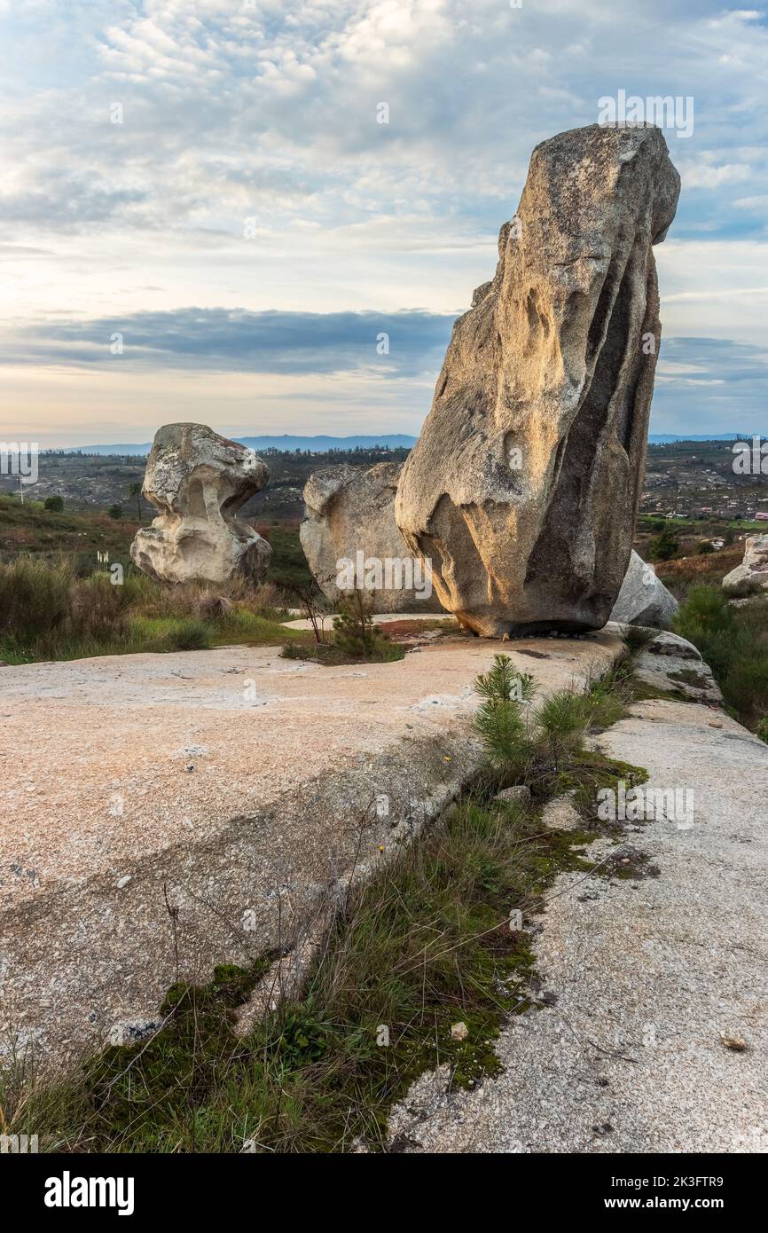 Estrela Geopark geosite con grandi rocce di granito indossato da erosione nel villaggio di Travancinha, comune di Seia, Portogallo. Foto Stock