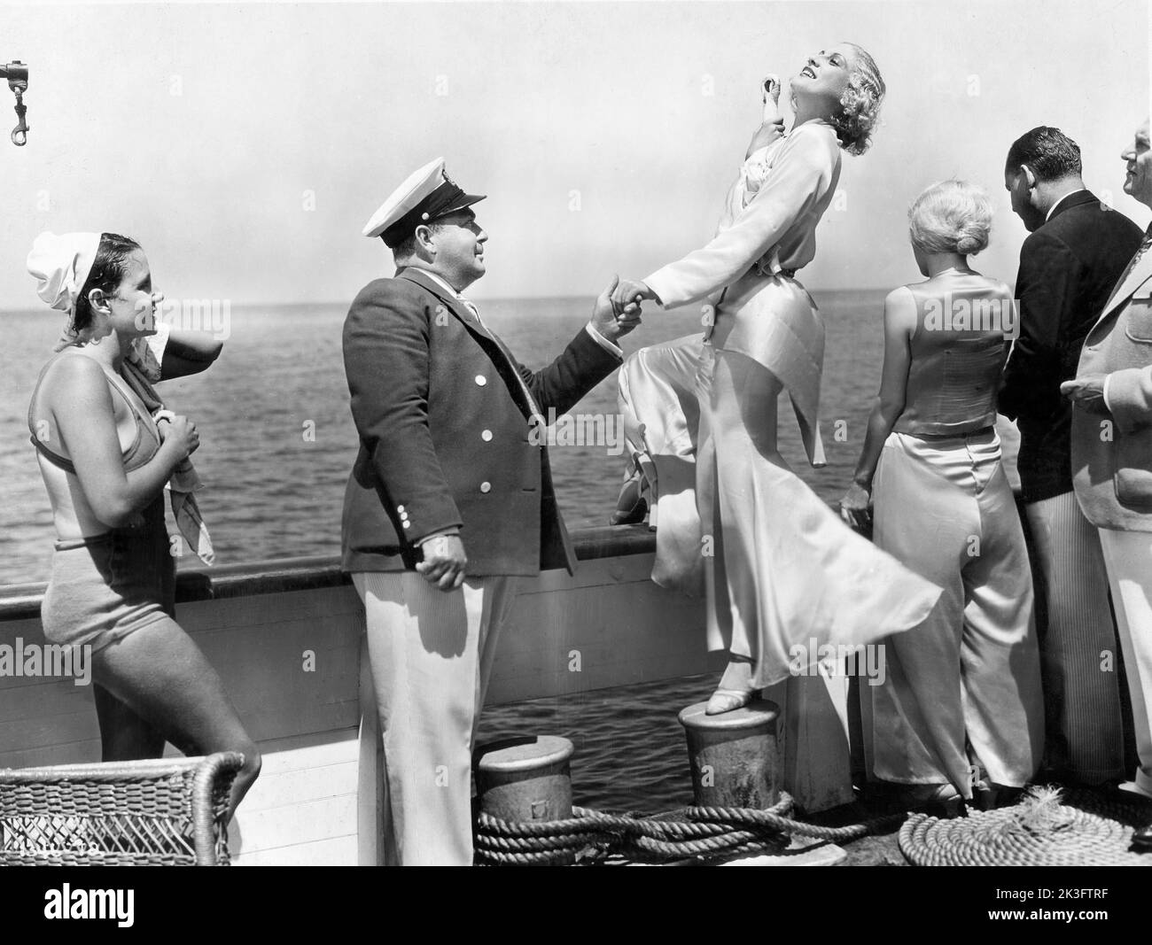 Eugene palette, Lilyan Tashman (al centro), on-set of the Film, 'Girls About Town', Paramount Pictures, 1931 Foto Stock