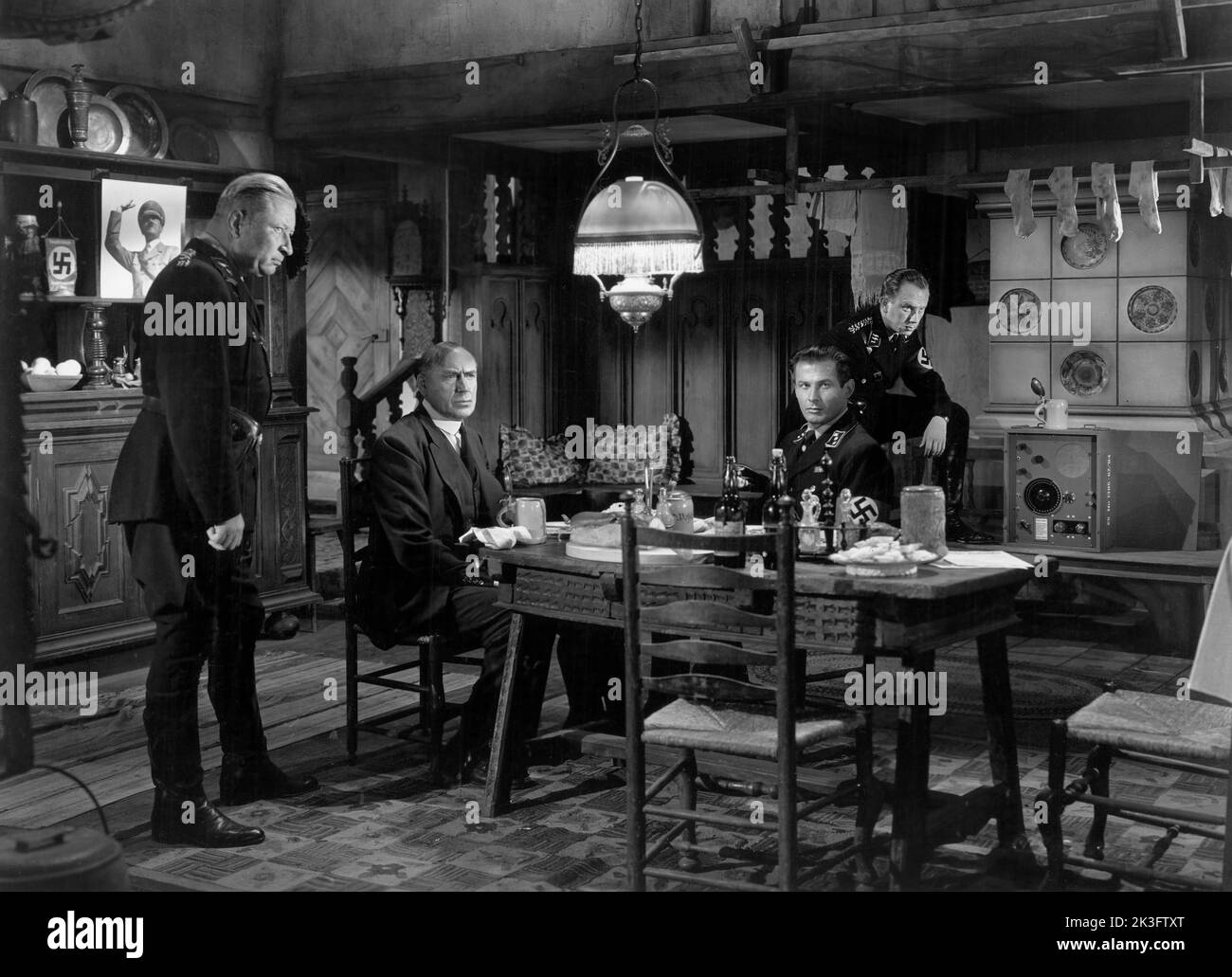 Eric Feldary (seduto, 2nd a destra), on-set of the Film, 'Orecchini d'oro', Paramount Pictures, 1947 Foto Stock