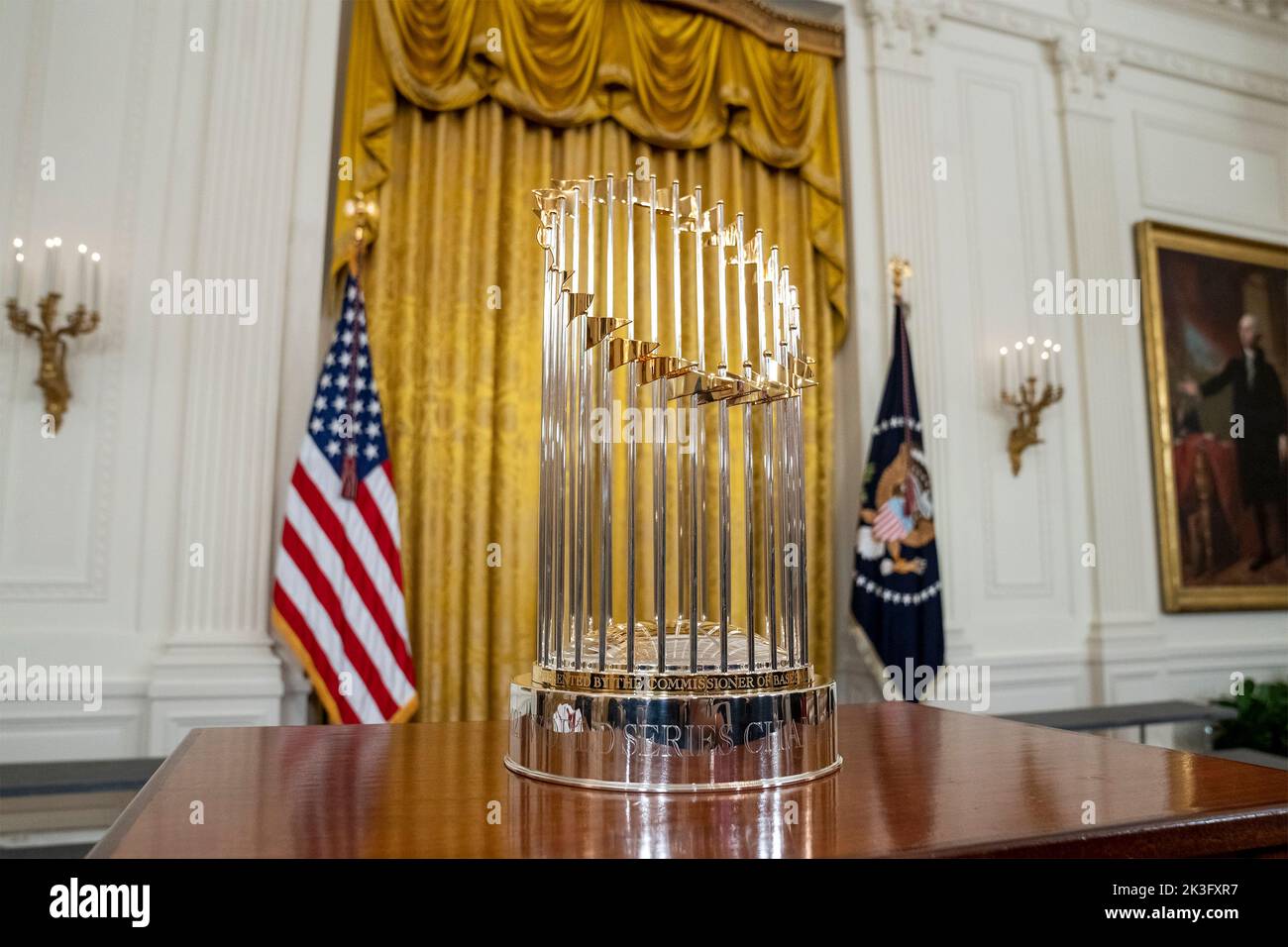Washington, Stati Uniti. 26th Set, 2022. La Major League Baseball 2021 World Series Championship Commissioner's Trophy si siede su un tavolo durante un evento che celebra la vittoria di Atlanta Braves ospitata dal presidente degli Stati Uniti Joe Biden, presso la East Room della Casa Bianca, 26 settembre 2022, a Washington, DC Credit: Adam Schultz/White House Photo/Alamy Live News Foto Stock