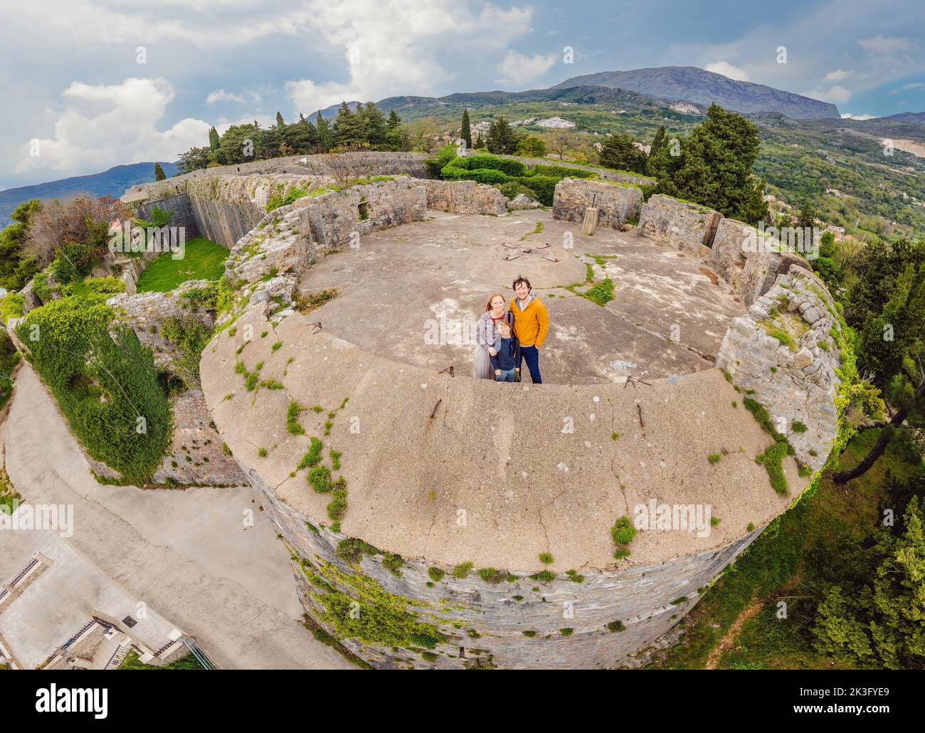 Famiglia sullo sfondo caserma nella fortezza Spanjola Foto Stock